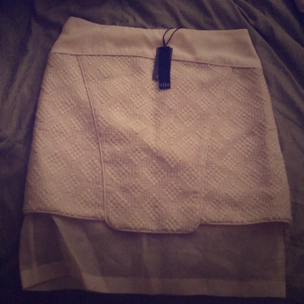Size 8 Textured beige skirt